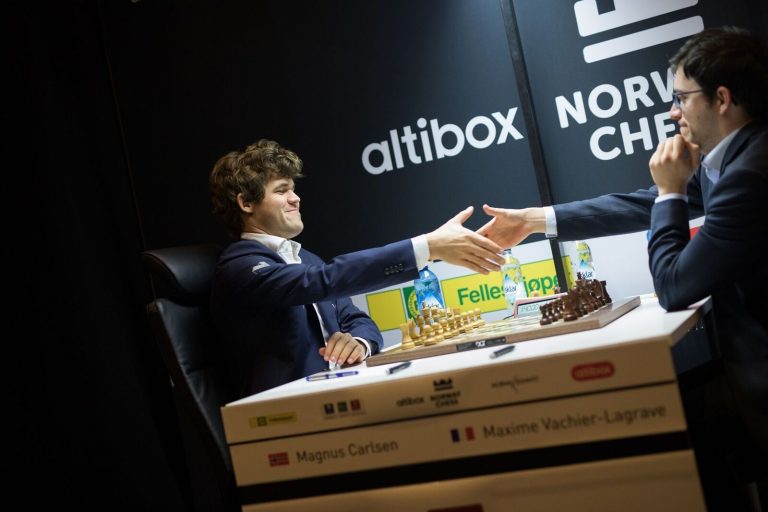 Aronian opp i tett med Nakamura – Magnus ned på bunn