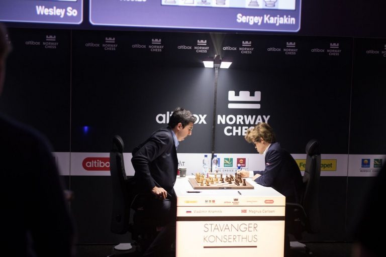Det blinker røde lys for Magnus Carlsen